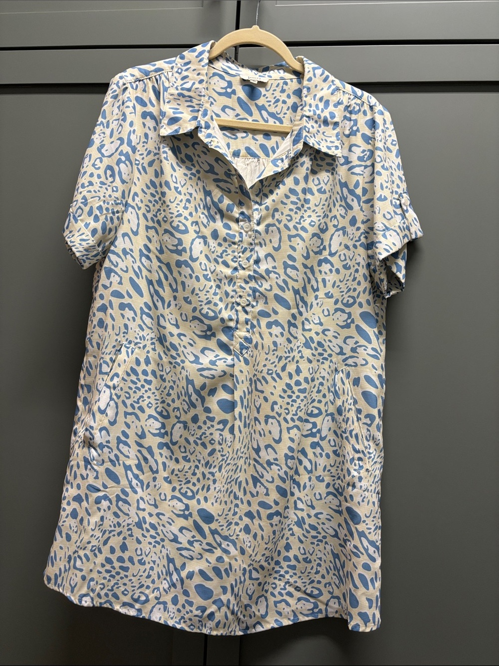 JODIFL Blue and Cream Short-Sleeve Button Down Shirt
